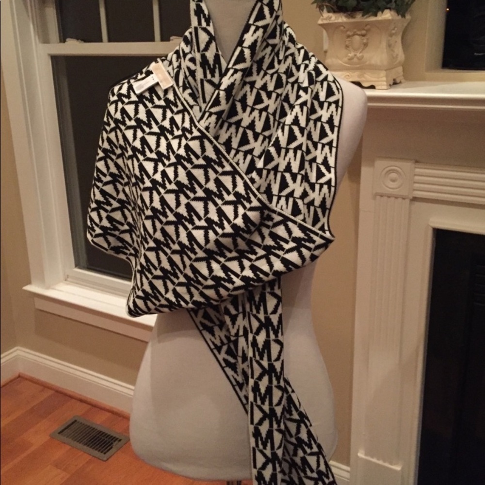 Adorable black and white Michael Kors logo scarf😍